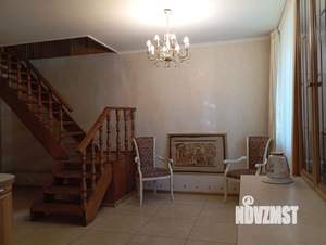 Дом 208м², 2-этажный, участок 8 сот.  